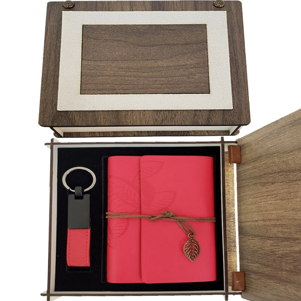 Şık Kırmızı Deri Defter ve Anahtarlık Seti 18x17 cm Ahşap Kutuda