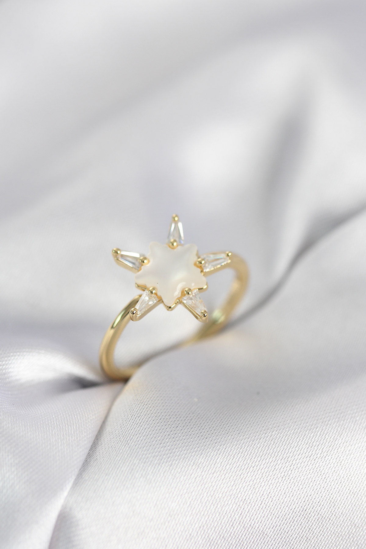 Gold Renk Yıldız Model Sedefli Zirkon Taşlı Kadın Yüzük