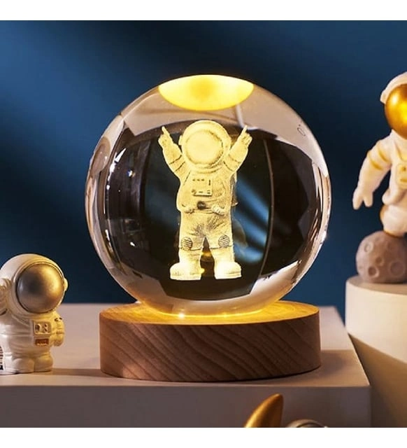 Şık Astronot Tasarımlı Işıklı Cam Küre 6 cm Ahşap Altlık