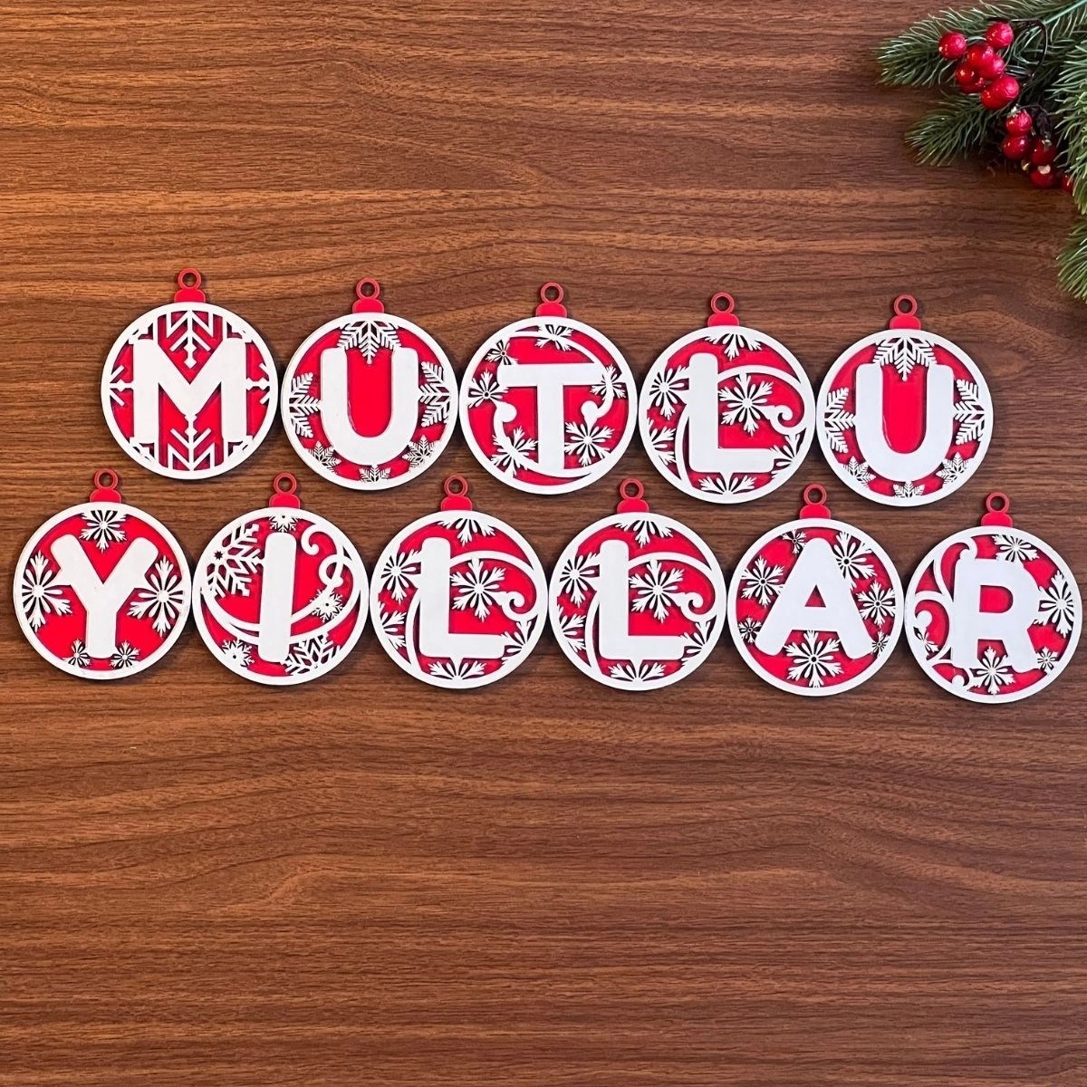 Kırmızı Beyaz İpli Ahşap Yılbaşı Süsü 11 Harfli Mutlu Yıllar