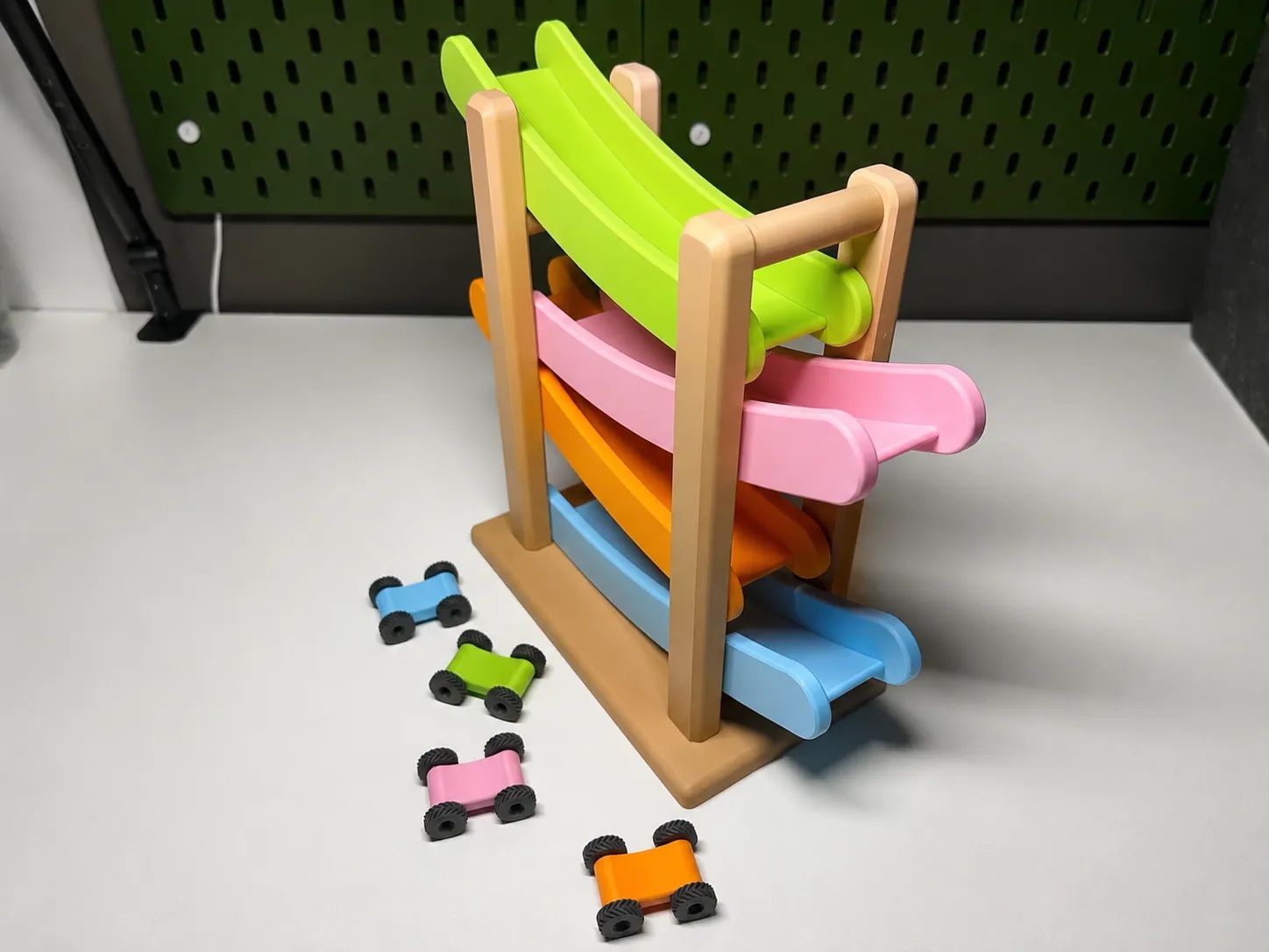 3D Baskı Kaydıraklı Araba Pisti - 4 Katlı Mini Araba Yarış Rampası, Bebek ve Çocuk Oyuncağı Seti (4 Araba Dahil)