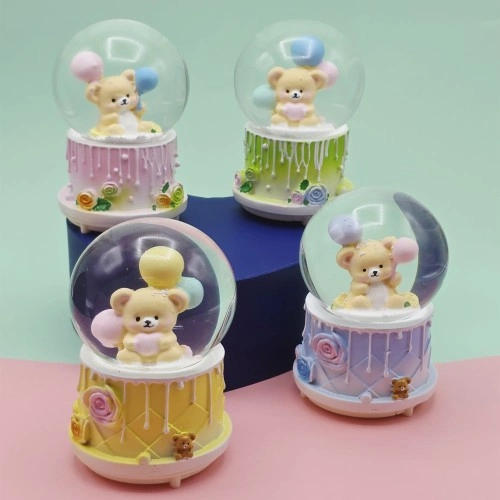 Eğlenceli Büyük Boy Püskürtmeli Kar Küresi 18 cm