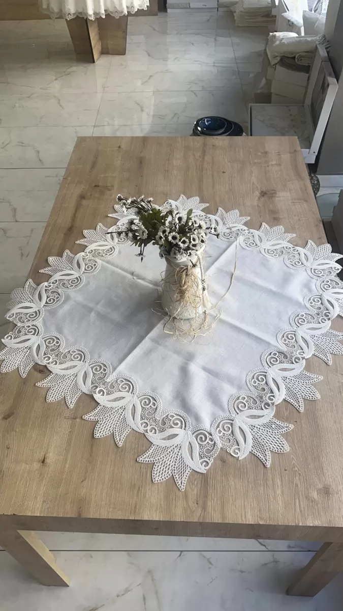 Masa Üzerine Runner, Sehpa Örtüsü Fransız Dantel Detaylı Kare 88x 88 cm Kayla Kreme Gümüş