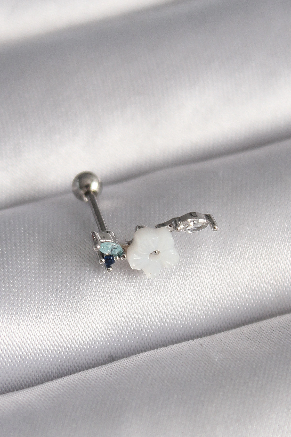 Zirkon Taş Detaylı Beyaz Çiçek Piercing 6 mm Çelik