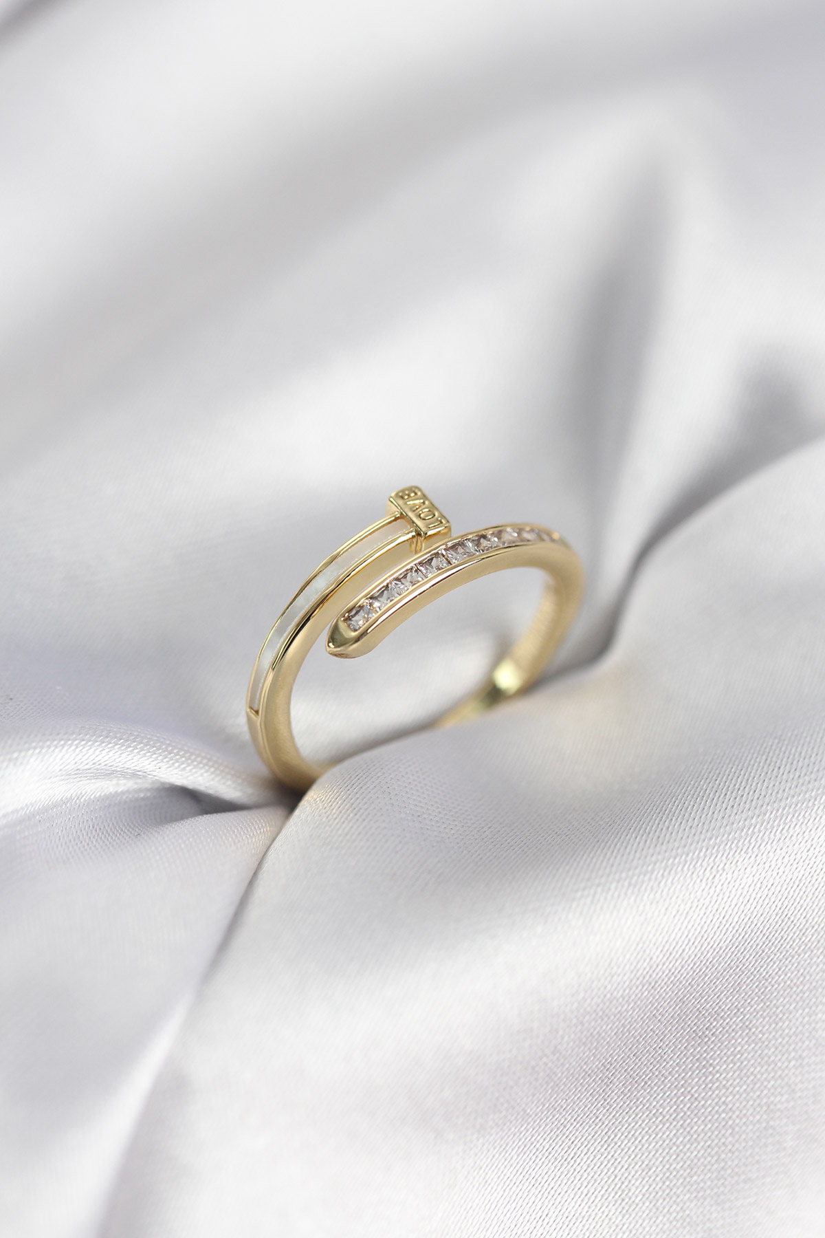 Zirkon Taşlı Gold Renk Yassı Çivi Model Kadın Yüzük