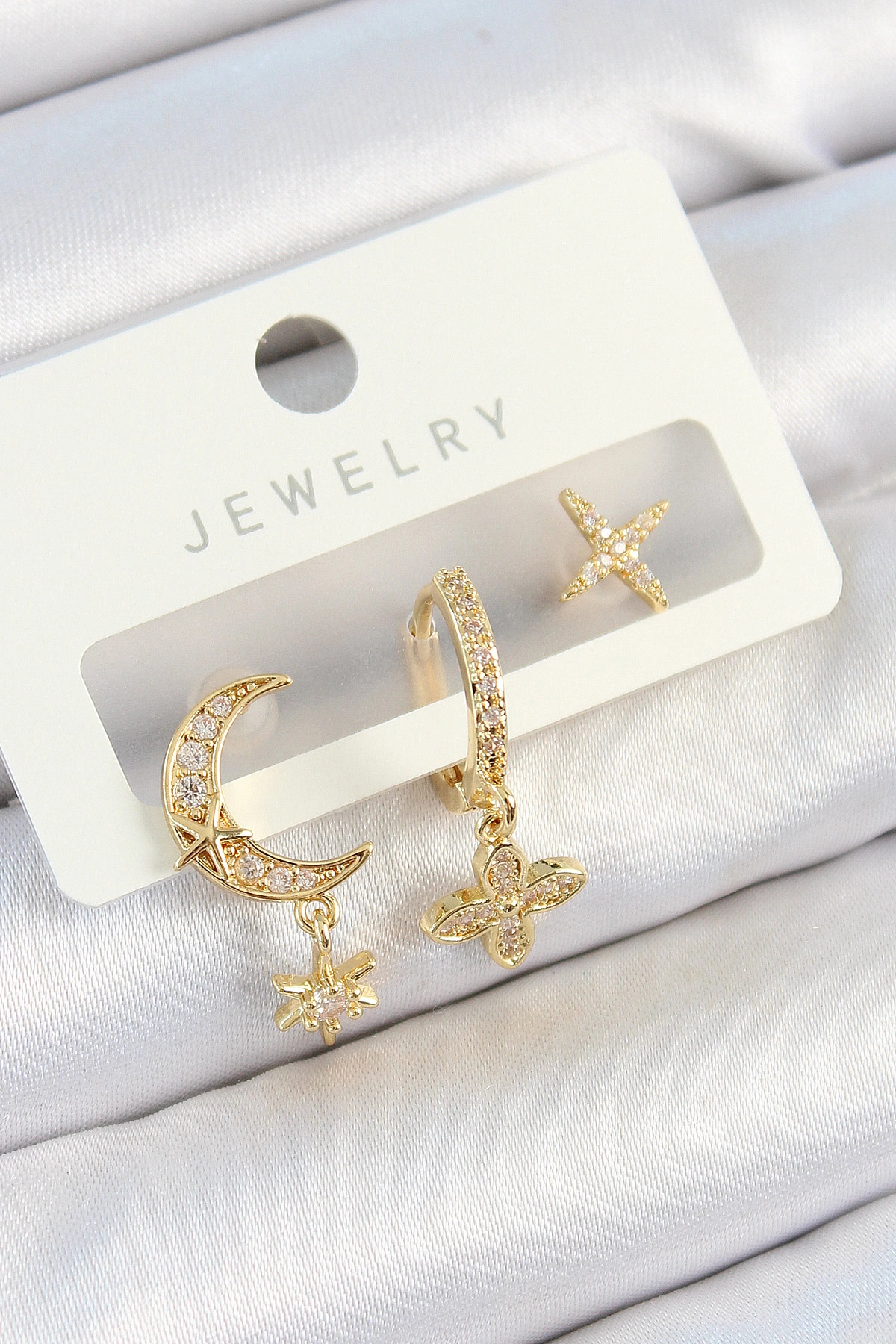 Gold Renkli Çiçek Desenli 3'lü Kadın Küpe Seti